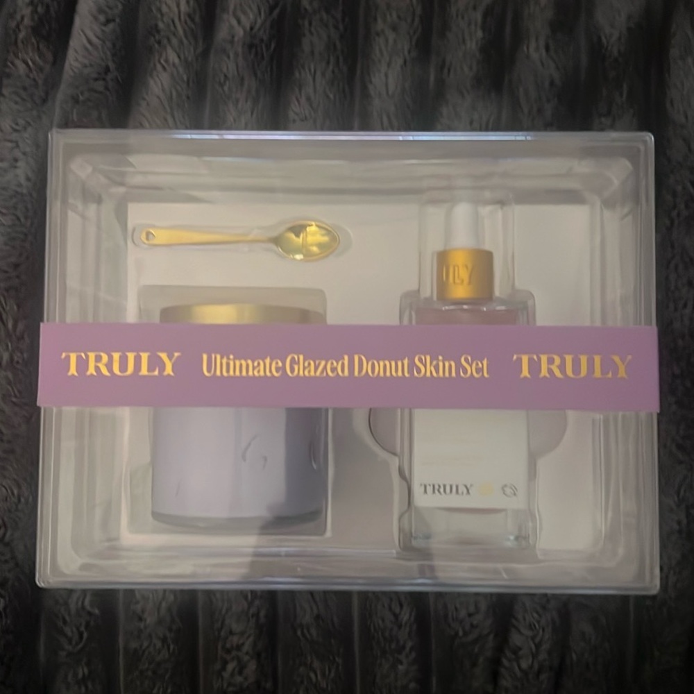 Truly beauty ultimate glazed donut after shave Skin set brand new in sealed box!